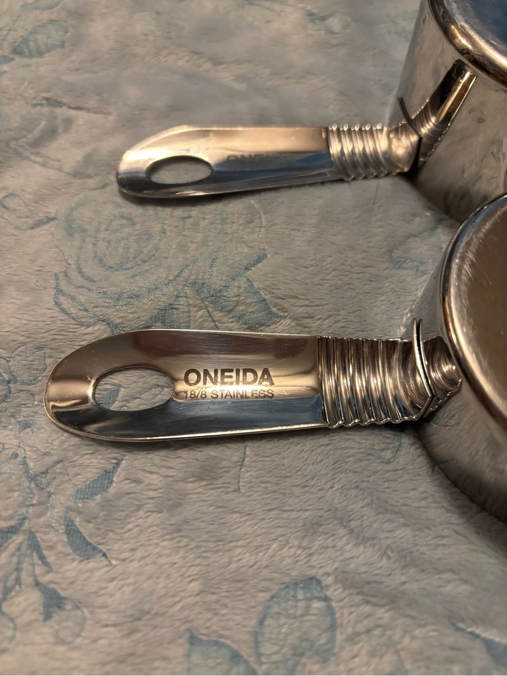 Set of 2 Stainless Steel Measuring Cups - Silver Oneida - Picture 3 of 3